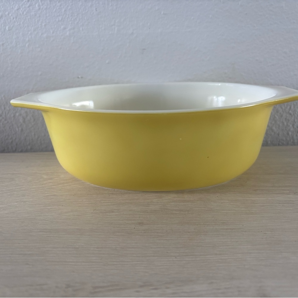 Vintage PYREX GLASS Yellow Casserole Dish  1 1/2 Qt Oval 043